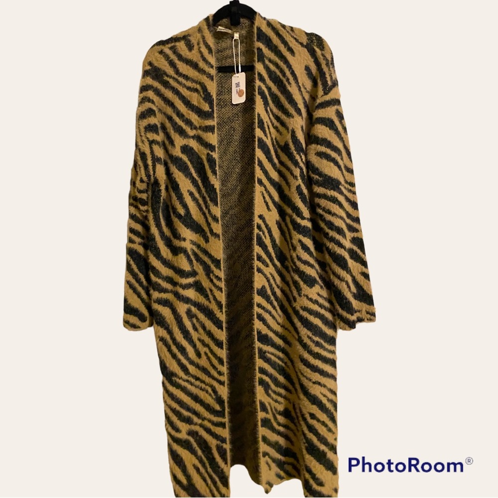 Long cardigan in animal print. Cozy sweater with pockets.